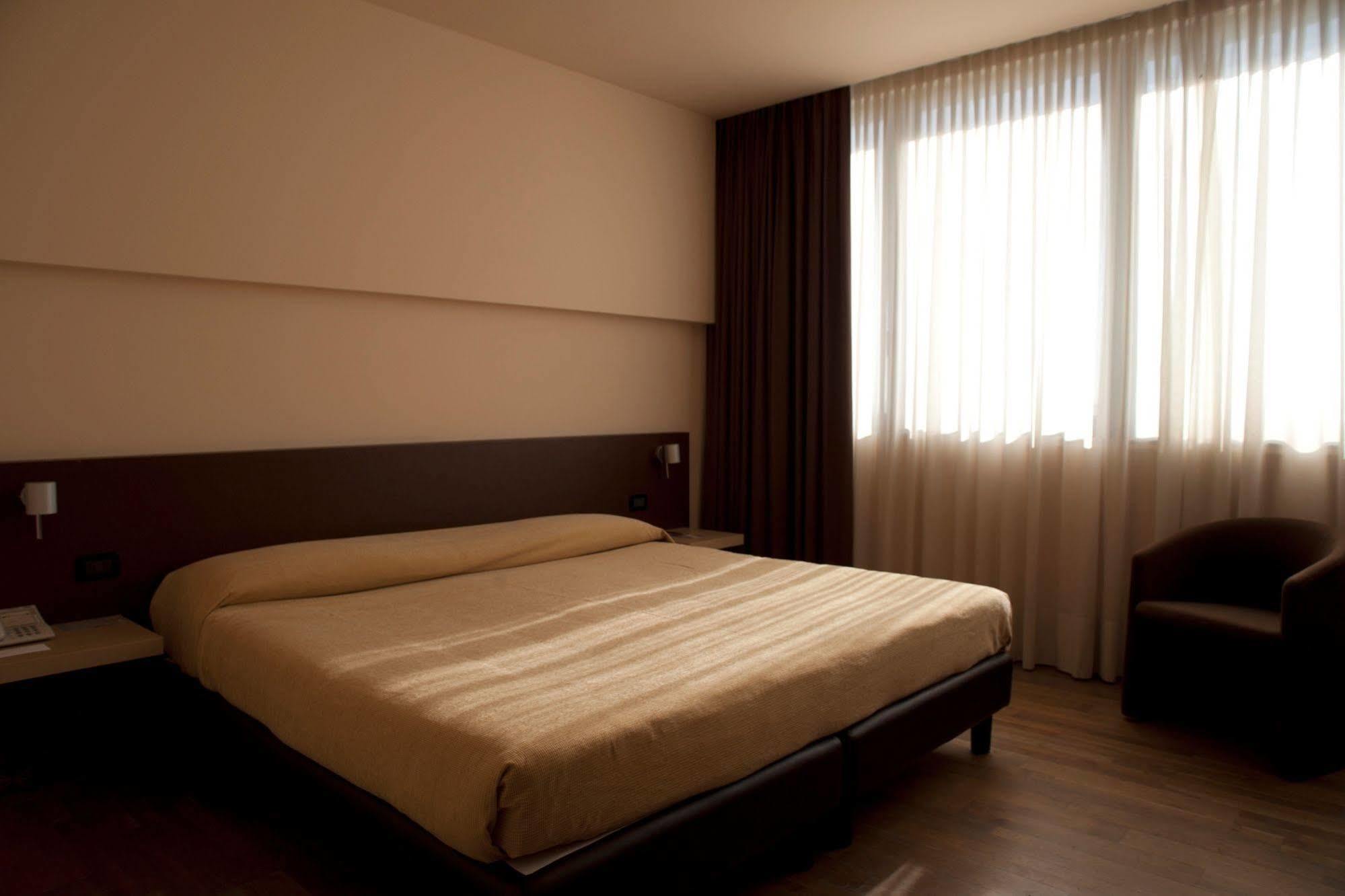 Airporthotel Verona Congress & Relax Dossobuono Buitenkant foto
